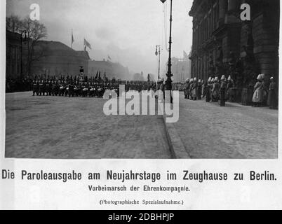 '''Paroleausgabe'' (cérémonie de remise de mots d'ordre aux gardes) le 1er janvier 1910 au Zeughaus de Berlin. Marche de la garde d'honneur." Banque D'Images