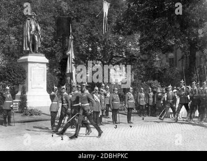 Défilé devant l'empereur Guillaume II (4) à l'occasion du dévoilement du monument du général Steuben à Potsdam en septembre 1911, le prince héritier Wilhelm (1) et le prince Joachim de Prusse (2) flanquent le porte-étendard à la tête des troupes. Banque D'Images