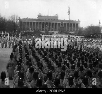 Les nouvelles recrues sont assermentées devant l'empereur Guillaume II dans le Lustgarten à Berlin. Banque D'Images