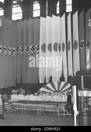 L'Anhalter Bahnhof de Berlin, où arrive le ministre japonais des Affaires étrangères, est décoré de fleurs et de drapeaux. Banque D'Images