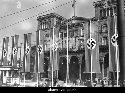 À la station de Goerlitz, des préparatifs sont faits pour l'arrivée d'Adolf Hitler le 17 mars 1939. Il s'était déjà rendu au protectorat de Bohême et de Moravie. Une rangée de drapeaux de la swastika a été hissé devant l'entrée de la gare. Banque D'Images