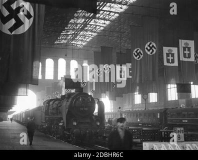 Vue dans le hall de la gare Anhalter de Berlin, qui a été décoré avec des drapeaux italiens et allemands à l'occasion du voyage d'Adolf Hitler en Italie. Banque D'Images