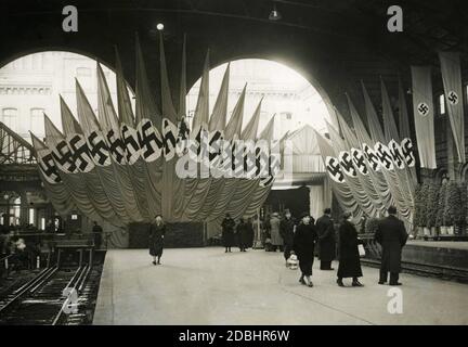 La photo montre la gare de Stettiner à Berlin, probablement avant l'arrivée d'Adolf Hitler. Le hangar de train est décoré de nombreux drapeaux et bannières de la swastika. La photographie a été prise dans les années 1930. Banque D'Images