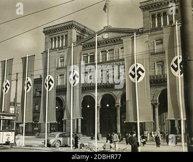 À la station de Goerlitz, des préparatifs sont faits pour l'arrivée d'Adolf Hitler le 17 mars 1939. Il s'était déjà rendu au protectorat de Bohême et de Moravie. Une rangée de drapeaux de la swastika a été hissé devant l'entrée de la gare. Banque D'Images