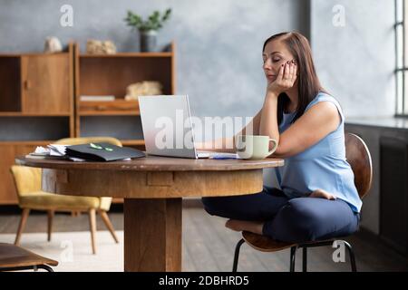 Jeunes femmes se reposant pendant la fermeture des yeux de la journée de travail. Banque D'Images