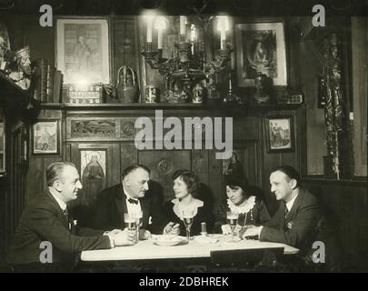 'Dans le ''coin des artistes''' d'un pub du Vieux Berlin en 1931, le compositeur Jean Gilbert (2e de gauche) a rencontré son épouse Rosa (née Wagner, 4e de gauche), Kapellmeister Fritz stock (à droite) et son épouse (3e de gauche) et un ami (à gauche).' Banque D'Images