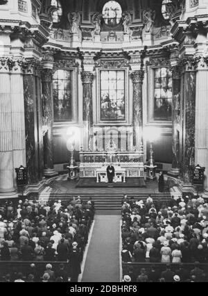 La photographie montre un service commémoratif pour le regretté président du Reich Paul von Hindenburg dans la cathédrale de Berlin en août 1934. Le service, au cours duquel le conseiller en chef des Consistifs Richter (au centre, vraisemblablement Rudolf Richter) a parlé de paroles commémoratives, a été bien assisté. Banque D'Images