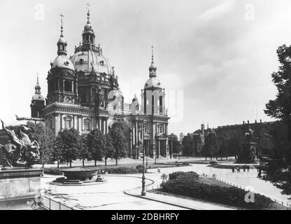 'La photo montre la cathédrale de Berlin et le Lustgarten avec le Granitschale (Granite Bowl Monument) et des statues en face de lui en 1933. La statue ''Loewenkaempfer'' (''Lion Fighter'') sur la gauche appartient à l'entrée du musée Altes, sur la droite est la statue équestre de Friedrich Wilhelm III.' Banque D'Images