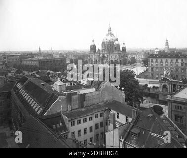 La photo montre la cathédrale de Berlin devant le Lustgarten (centre) en 1929, avec le musée Altes sur la gauche. Sur la droite se trouve une partie du palais de Berlin, en face du monument national Kaiser Wilhelm, en arrière-plan l'église Sainte Marie. La photo a été prise sur le clocher de l'église Friedrichswerder (vue en direction du nord-est). Banque D'Images