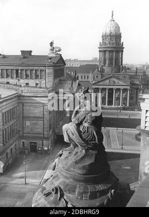 La photo de 1935 montre la cathédrale française au Gendarmenmarkt de Berlin, vue du Deutscher Dom. Entre les deux se trouve le Schauspielhaus. Banque D'Images