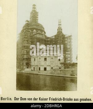 La photo montre la construction de la cathédrale de Berlin, qui a duré jusqu'en 1905, vue depuis le pont Kaiser Friedrich (aujourd'hui Friedrichsbruecke). Au premier plan se trouve la rivière Spree, derrière elle l'église du souvenir (Denkmalskirche) avec la crypte Hohenzollern. Photo non datée, prise vers 1898. Banque D'Images