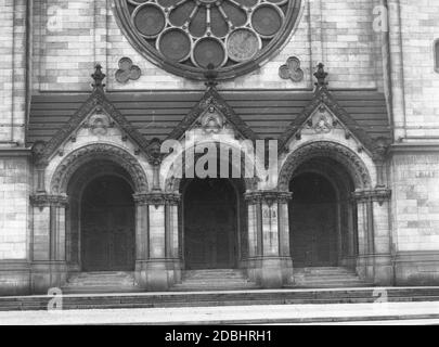 La photo montre le portail principal de l'église du souvenir Kaiser Wilhelm à Berlin-Charlottenburg en 1934. Banque D'Images