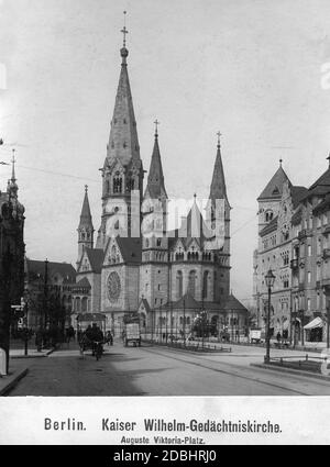 La photo montre l'église du souvenir Kaiser Wilhelm sur Auguste-Viktoria-Platz (aujourd'hui: Breitscheidplatz) à Berlin-Charlottenburg. En face se trouve la Tauentzienstrasse, sur laquelle se trouvent les voiturettes. Sur la droite se trouve la Zweites Romanisches Haus. Photo non datée, probablement prise dans les années 1900. Banque D'Images