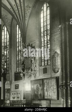 La photo de 1934 montre l'intérieur de l'église Sainte-Marie avec vitraux à Berlin-Mitte. Banque D'Images