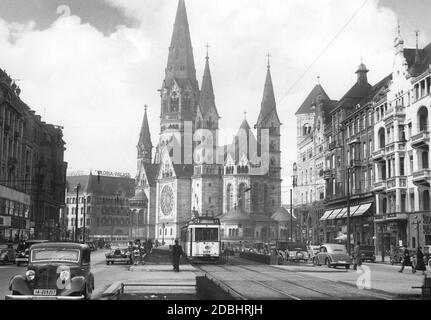 La photo montre l'église Kaiser Wilhelm Memorial à Berlin en 1938, en regardant depuis Tauentzienstrasse en direction de l'église. Sur la gauche se trouve le Gloria-Palast dans la Romanisches Haus. Banque D'Images