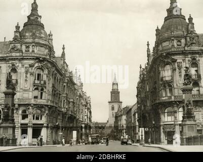 La photographie de 1938 a été prise au pont qui traverse la Spree à la cathédrale de Berlin. Il montre l'Kaiser-Wilhelm-Allee (aujourd'hui Karl-Liebknecht-Strasse) et la Marienkirche (en arrière-plan) à Berlin-Mitte. Dans le bâtiment sur la droite il y a une succursale de la Commerzbank. Banque D'Images