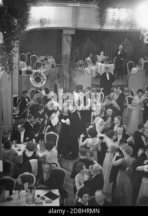 La photo montre des couples dansants à un bal pour les avocats dans le Krollsaele à Berlin en 1933. L'image de gauche montre le groupe de musique. Banque D'Images