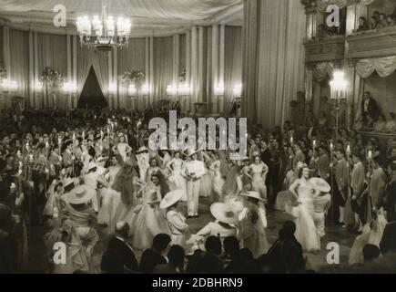'En 1936, le ballet du Staatsoper à Berlin a eu une performance. Le bal de l'Opéra a été organisé au profit du Winterhilfswerk (« Organisation de secours d'hiver ») et du Fonds d'appui aux théâtres d'État. La photo a été réalisée pour le Silberspiegel par Heinrich Hoffmann. Banque D'Images