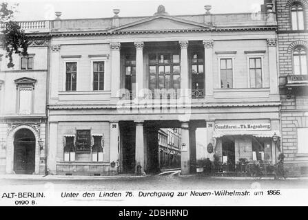 'La photo montre le bâtiment avec la maison numéro 76 dans la rue Unter den Linden à Berlin, qui a eu un passage à la Neue Wilhelmstrasse (aujourd'hui Wilhelmstrasse). Dans la maison sur la droite était la confiserie. Hegenberg, à gauche, un magasin avec ''Caffe und Bairisch Bier'' de L. Hoffmann. La photo a été prise vers 1866.' Banque D'Images