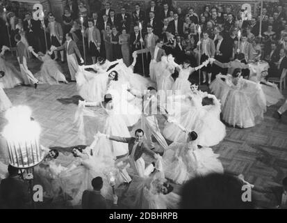 Le 12 janvier 1936, le bal de l'Opéra du Théâtre d'Etat de Prusse a eu lieu au Staatsoper Unter den Linden. La photo montre une performance du Ballet de l'Opéra d'Etat. Banque D'Images