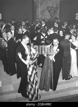 'La photo montre des couples dansants à une balle dans le hall de marbre de l'hôtel Esplanade. Le ballon était organisé par le ''Deutscher Ausland-Club' (anciennement Automobilclub von Deutschland).' Banque D'Images