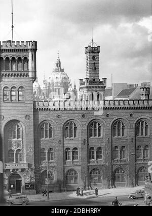 « la photographie montre la Sparkasse am Muehlendamm à Berlin en 1936, peu avant sa démolition. En arrière-plan, le dôme de la cathédrale de Berlin. Le ''Parkasse der Stadt Berlin' était situé dans le soi-disant bâtiment Muehlendam.' Banque D'Images