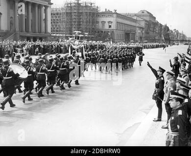 La garde d'honneur de la Leibstandarte SS Adolf Hitler passe devant le chef des jeunes fascistes italiens (Gioventu Italiana del Littorio) Federale Sandro Bonamici (en même temps Gauleiter de Vérone, juste sur la photo, exécutant le salut nazi) et le chef de cabinet Hartmann Lauterbacher (à moitié derrière lui). L'occasion a été une cérémonie de pose de couronnes au mémorial (Neue Wache) à Berlin Unter den Linden le 19 août 1939 par les participants à la visite à vélo longue distance Rome-Berlin-Rome. En arrière-plan (de gauche à droite) l'Opéra d'Etat, la vieille bibliothèque (en échafaudage), Banque D'Images