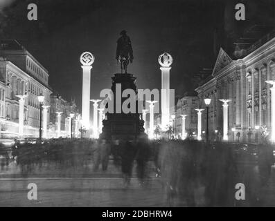 Benito Mussolini s'est rendu en Allemagne du 25 au 29 septembre 1937. La photo montre l'illumination test des colonnes avec des symboles nazis dans la rue Unter den Linden à Berlin avant la visite de la Duce. La statue équestre de Frederick le Grand se distingue dans l'obscurité. Sur la droite se trouve le Staatsbibliothek. Banque D'Images