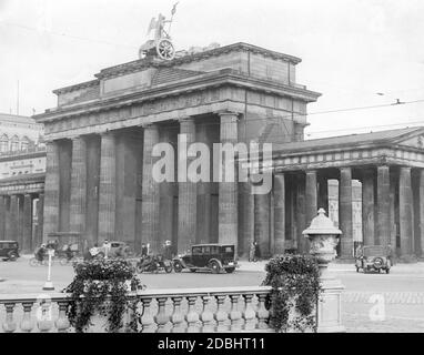 Cette photo, prise vers 1930, montre la porte de Brandebourg à Berlin. Banque D'Images