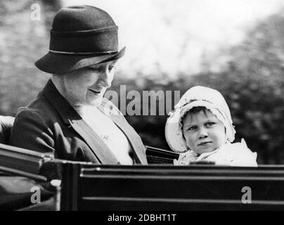 La princesse Margaret avec sa nounou dans une calèche ouverte traversant Regents Park. Banque D'Images