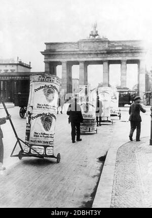 "Avant les élections du Reichstag le 6 juin 1920, plusieurs hommes poussent des piliers publicitaires avec des affiches électorales du Parti populaire allemand (DVP) devant la porte de Brandebourg à travers Berlin. Le parti fait campagne pour le soutien des électeurs avec des slogans comme ''courage et espoir rendre les gens libres, voter pour le Parti populaire allemand'' et ''Parti populaire allemand / le Parti de / reconstruction''. Banque D'Images