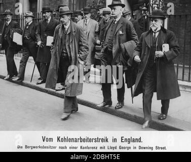 Un groupe de propriétaires de mines quittent la 10e rue Downing après une rencontre avec le premier ministre David Lloyd George au sujet de la grève des travailleurs du charbon. Banque D'Images