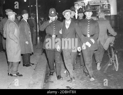 Les policiers dirigent un manifestant à l'extérieur du London County Hall au cours des manifestations de chômage. (photo non datée) Banque D'Images