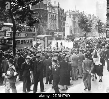 Une foule nombreuse s'est rassemblée près de Downing Street à Londres et discute des derniers développements de la crise de Sudeten et d'une possible flambée de guerre. Banque D'Images