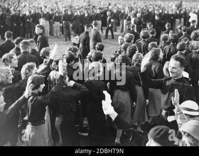 Oswald Mosley (à droite), fondateur de l'« Union britannique des fascistes » (BUF), est accueillie par des membres féminins de Hyde Park à Londres. (photo non datée)' Banque D'Images