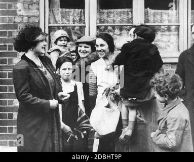 La reine Elizabeth parle aux habitants des Flats de MacManus à Battersea lors d'une visite royale dans le sud-ouest de Londres. Banque D'Images