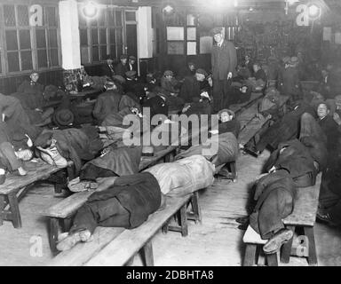 De nombreux chômeurs et sans-abri passent la nuit dans des refuges de l'Armée du Salut, sur le chemin Waterloo, à Londres. La plupart des nécessiteux sont des ingénieurs, des comptables, des médecins et d'anciens officiers de l'armée qui, malgré leur bonne éducation, ne peuvent trouver du travail. Banque D'Images