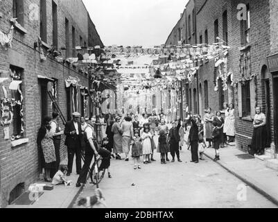 La rue Heath décorée avec soin à Stepney en l'honneur du 25e anniversaire de l'accession du roi George V au trône. Ce jour-là, le Roi a visité les régions les plus pauvres de Londres. Banque D'Images