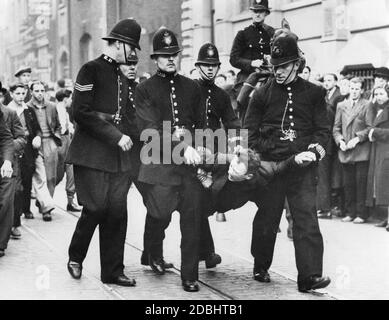 « les policiers transportent un démonstrateur arrêté. A l'occasion d'une marche de l'« Union britannique des fascistes » (BUF), de nombreux manifestants antifascistes se sont rassemblés à Londres pour protester contre la marche. » Banque D'Images