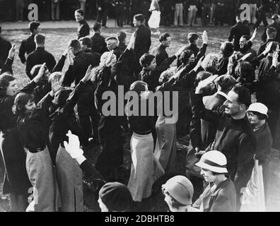 Oswald Mosley (à droite), fondateur de l'« Union britannique des fascistes » (BUF), est accueillie par des membres féminins de Hyde Park à Londres. (photo non datée)' Banque D'Images