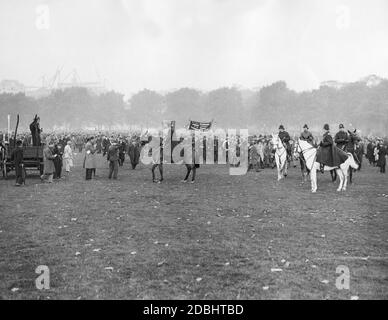 Arrivée des participants à la Marche nationale de la faim à Hyde Park à Londres fin octobre 1932. Banque D'Images