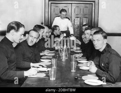 « les membres de l'« Union britannique des fascistes » (BUF) au dîner dans le nouveau siège social du quartier londonien de Chelsea. Avant gauche, Oswald Mosley. (photo non datée)' Banque D'Images