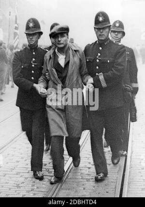 «les policiers emprennent un manifestant arrêté à Bermondsey. Au cours d'une marche de l'« Union britannique des fascistes » (BUF) à l'occasion de ses cinq années d'existence, il y a eu de nombreux affrontements entre les manifestants antifascistes et la police. » Banque D'Images