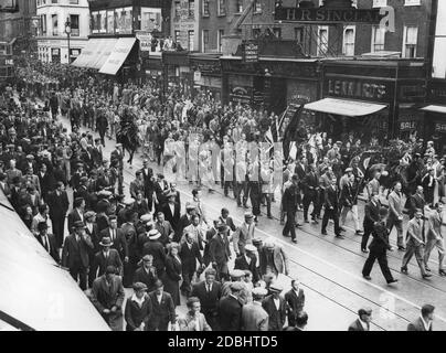 « Oswald Mosley dirige les partisans de son parti, l'« Union britannique des fascistes » (BUF) en direction de Trafalgar Square, sous la surveillance de nombreux officiers de police montés. » Banque D'Images