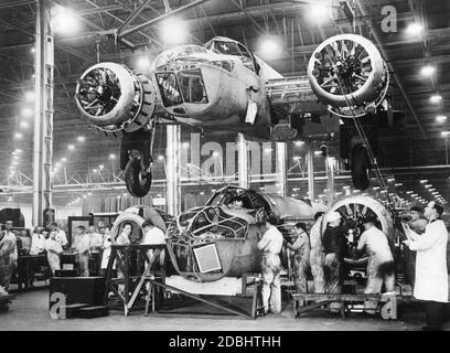 'Production de ''Bristol Blenheim'' bombardiers dans une usine d'armement en Angleterre.' Banque D'Images