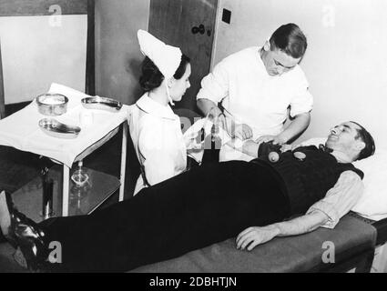 À l'hôpital Great Ormond Street, un hôpital d'enseignement de Londres, le sang est prélevé sur des donneurs volontaires. Les réserves de sang sont nécessaires de toute urgence pendant la guerre. Banque D'Images