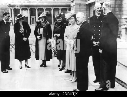 De gauche à droite : le roi George VI de Grande-Bretagne, la reine Maria de Yougoslavie, la reine Wilhelmina des pays-Bas, Hana Benesova (épouse du Président tchécoslovaque), la reine Elizabeth de Grande-Bretagne, Edvard Benes (Président de Tchécoslovaquie), le roi Haakon de Norvège et Wladyslaw Raczkiewicz (Président du Gouvernement polonais en exil). Banque D'Images