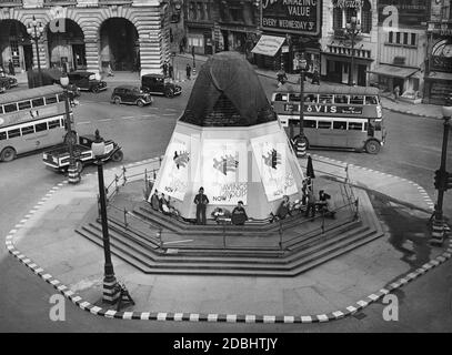 En prévision des raids aériens, la fontaine Shaftesbury Memorial, au milieu de Piccadilly Circus à Londres, est démantelée et recouverte de planches. Banque D'Images