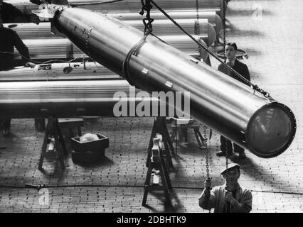 Travailleur impliqué dans la production de torpilles dans une usine d'armement britannique. Banque D'Images