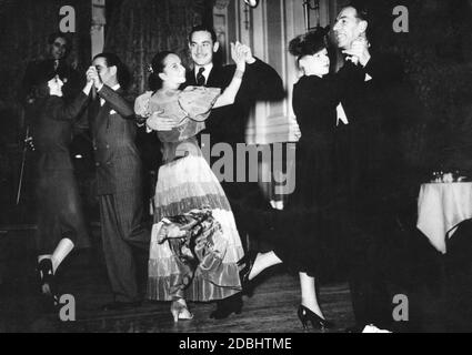 'Le danseur professionnel Monsieur Pierre et son partenaire de danse Doris Lavelle et d'autres couples dansent la première danse depuis le début de la guerre dans le restaurant londonien 'Frascati' à Oxford Street (Black Out Street).' Banque D'Images